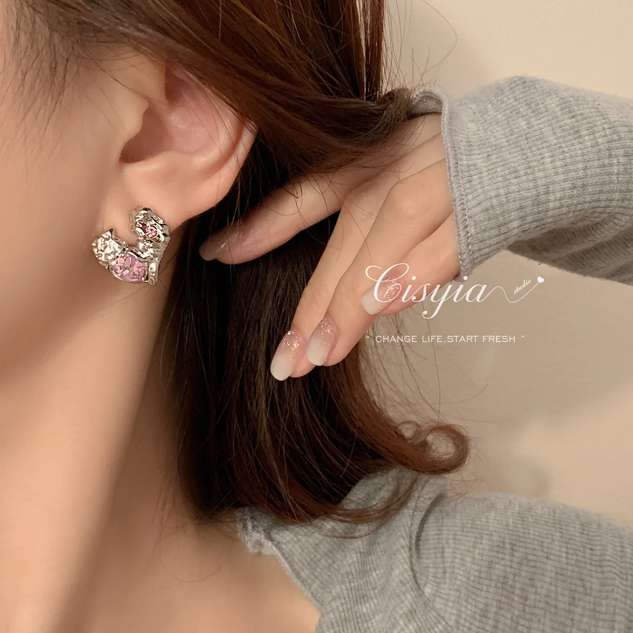 Pink Diamond Heart Stud Earrings Niche Design High-end Temperament Cold Wind Earrings Jewelry
Pink Diamond Heart Stud Earrings Niche Design High-end Temperament Cold Wind Earrings Jewelry