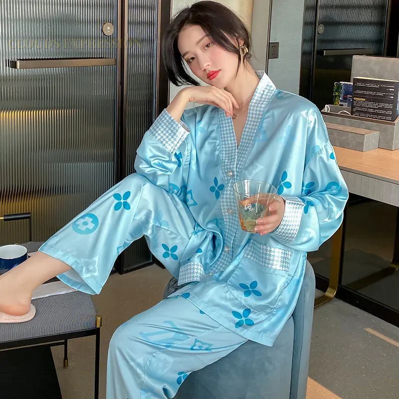 Женская атласная пижама в клетку, с V-образным вырезом
Женская атласная пижама в клетку, с V-образным вырезом