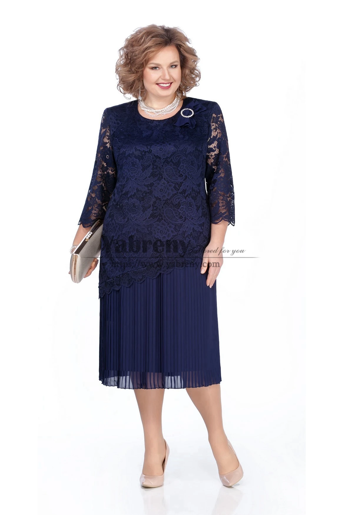 Платье для матери невесты большого размера длиной до середины икры со складками гармошкой
Платье для матери невесты большого размера длиной до середины икры со складками гармошкой