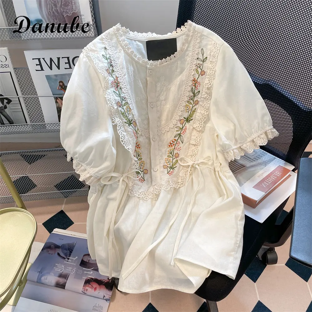 Винтажные белые блузки с вышивкой для девочек, блузки в Корейском стиле преппи с круглым вырезом, оборками и пышными рукавами, милые блузки с бантом на шнуровке, Женский Топ
Винтажные белые блузки с вышивкой для девочек, блузки в Корейском стиле преппи с круглым вырезом, оборками и пышными рукавами, милые блузки с бантом на шнуровке, Женский Топ