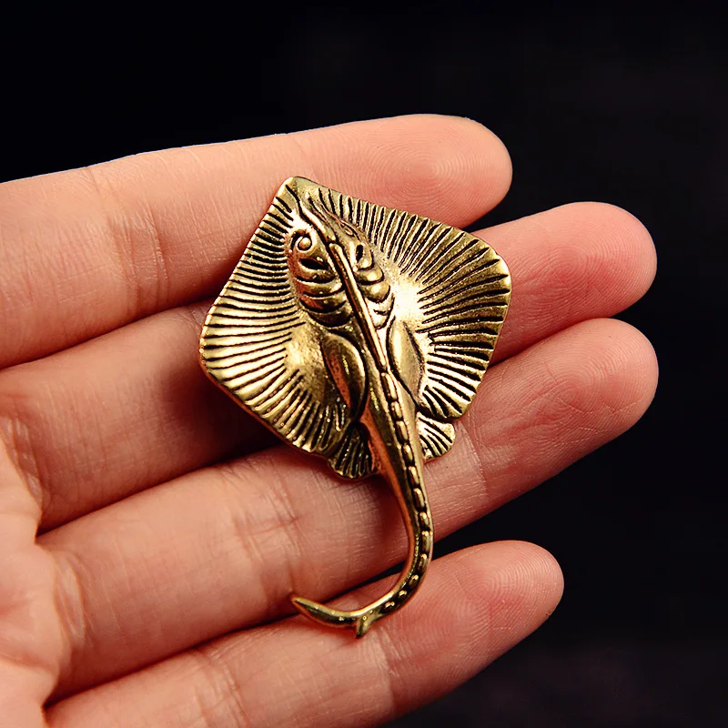 Латунная статуэтка рыбы-манты 
Латунная статуэтка рыбы-манты