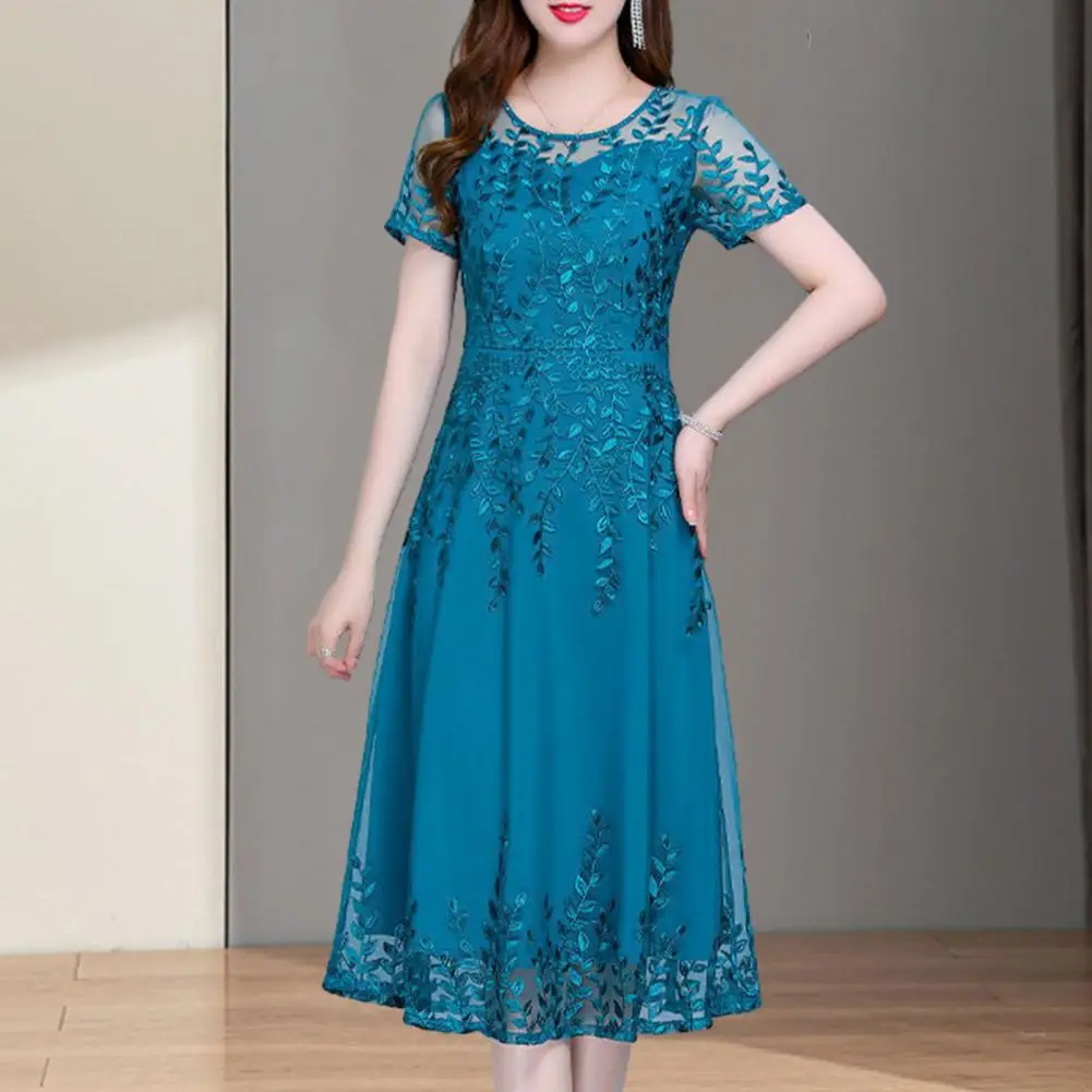 Платье-миди женское ТРАПЕЦИЕВИДНОЕ с круглым вырезом и коротким рукавом
Платье-миди женское ТРАПЕЦИЕВИДНОЕ с круглым вырезом и коротким рукавом