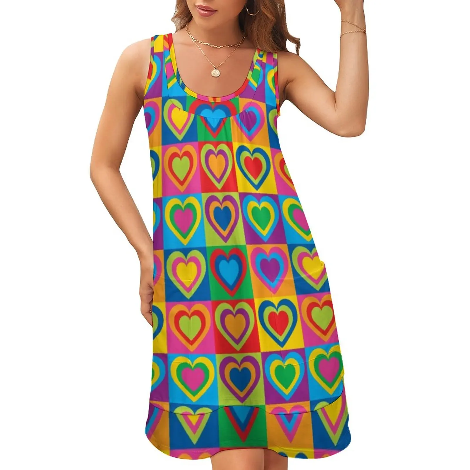 Женское платье-футляр с принтом в виде сердец
Женское платье-футляр с принтом в виде сердец