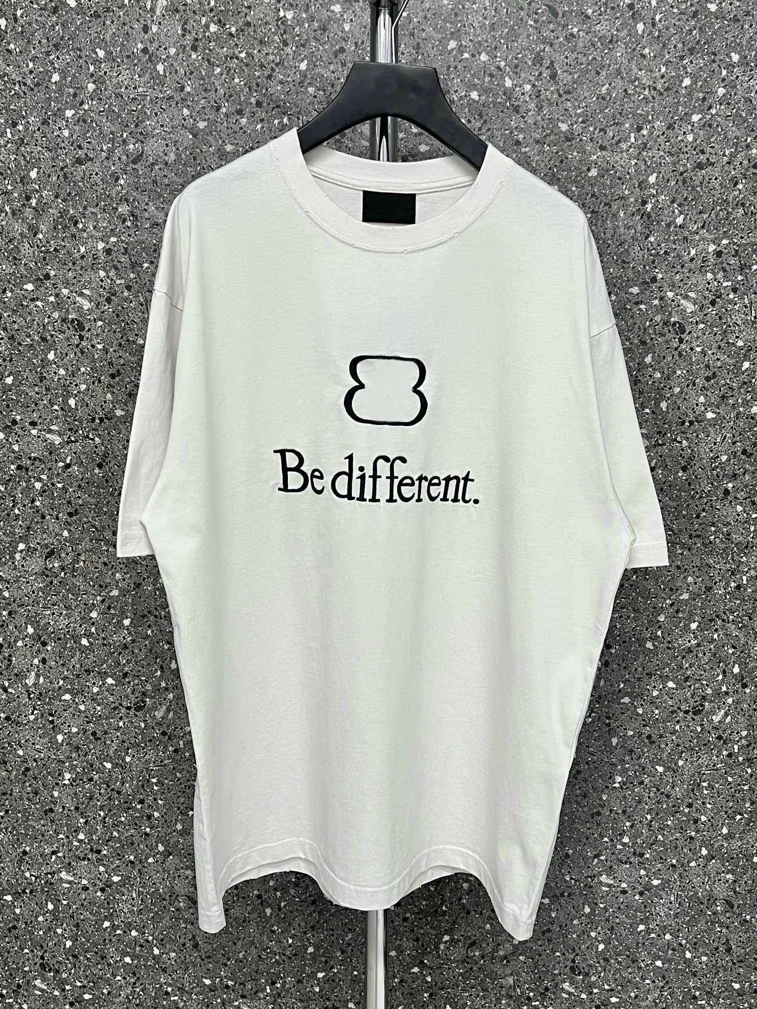 Luxury Logo Embroidery Be different Women Men T shirts tees Hiphop Oversized Men Casual Cotton T shirt
Luxury Logo Embroidery Be different Women Men T shirts tees Hiphop Oversized Men Casual Cotton T shirt