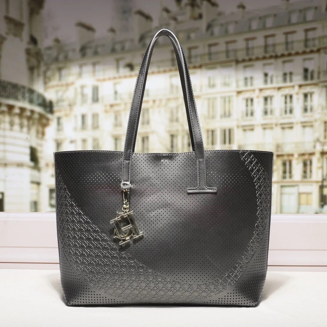 2023 Winter New Women's Tote Bag Punching and Embossing Design Large Capacity Zipper Lock Catch Design Women Purse and Handbags
2023 Winter New Women's Tote Bag Punching and Embossing Design Large Capacity Zipper Lock Catch Design Women Purse and Handbags