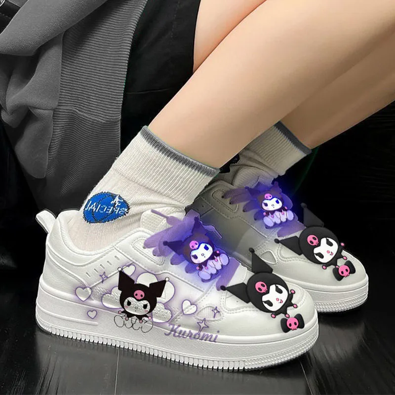 Новые кроссовки Kawali Sanrio Kuromi маленькая белая обувь светящиеся аксессуары для отдыха оригинальный милый подарок для детей на день рождения для девочек
Новые кроссовки Kawali Sanrio Kuromi маленькая белая обувь светящиеся аксессуары для отдыха оригинальный милый подарок для детей на день рождения для девочек