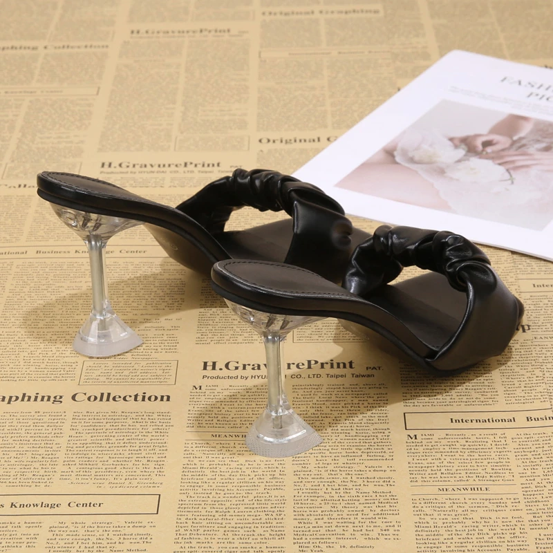 BLWBYL 2022 NEWWomen's slippers high heels summer new flat open toe crystal heel comfortable trendy outside sandals and slipper
BLWBYL 2022 NEWWomen's slippers high heels summer new flat open toe crystal heel comfortable trendy outside sandals and slipper