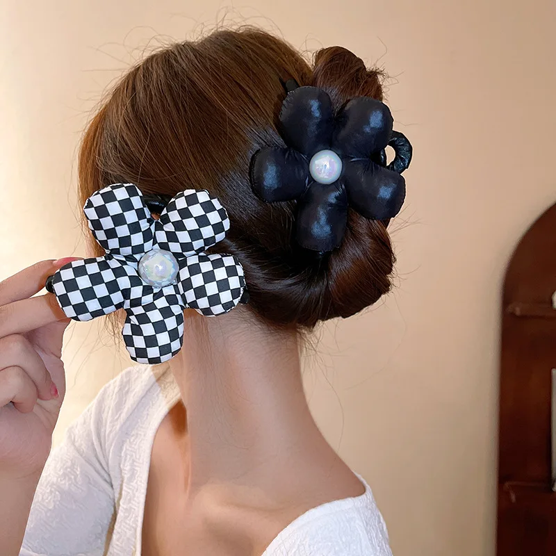Mermaid Ji Pearl Black And White Checkered Flower Hairpin (korean Version), Fashionable Curling Hair, Back Head Grab Clip, New
Mermaid Ji Pearl Black And White Checkered Flower Hairpin (korean Version), Fashionable Curling Hair, Back Head Grab Clip, New