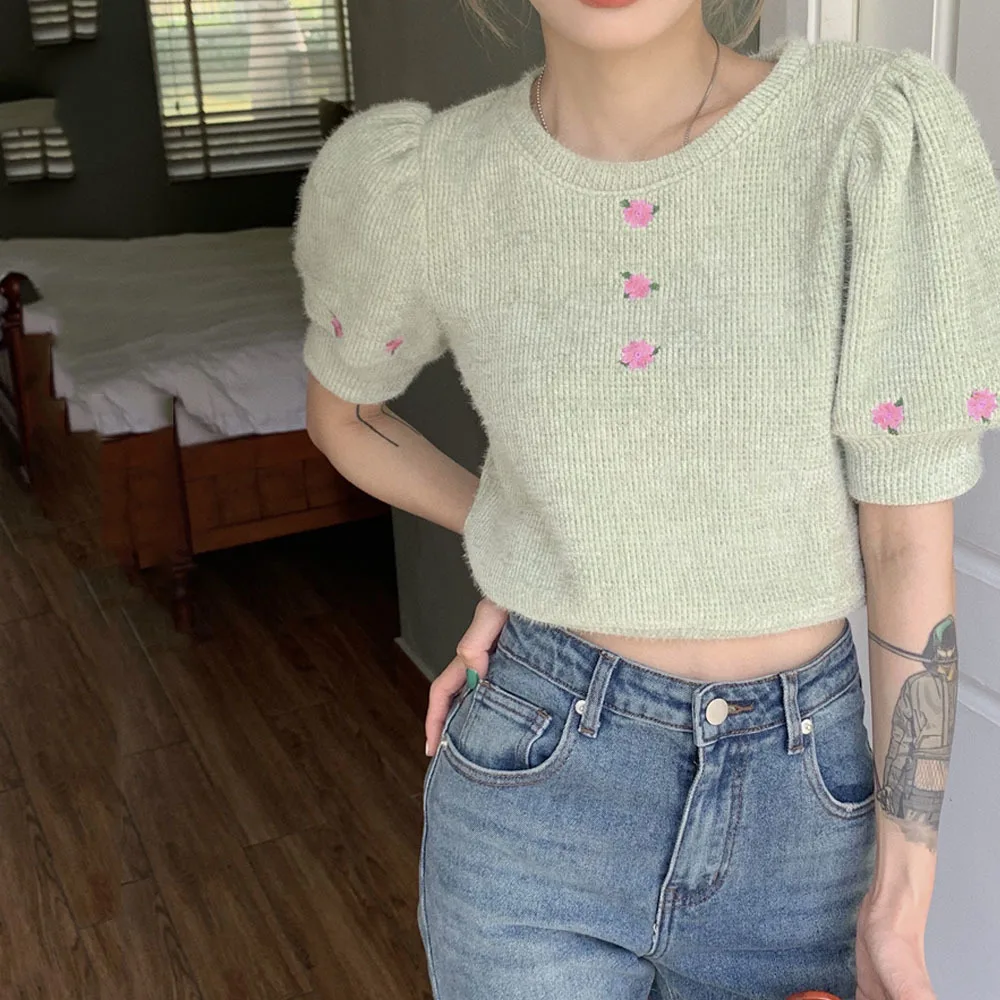 Женский тонкий свитер с цветочной вышивкой, с коротким рукавом
Женский тонкий свитер с цветочной вышивкой, с коротким рукавом