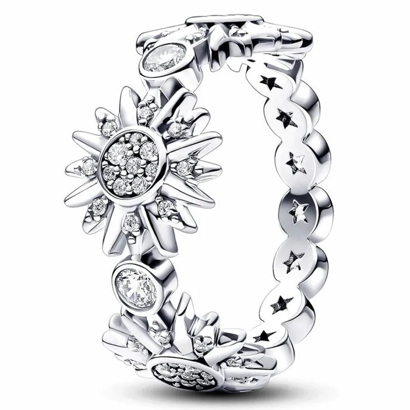 Женское кольцо из серебра 925 пробы, с кристаллами 
Женское кольцо из серебра 925 пробы, с кристаллами