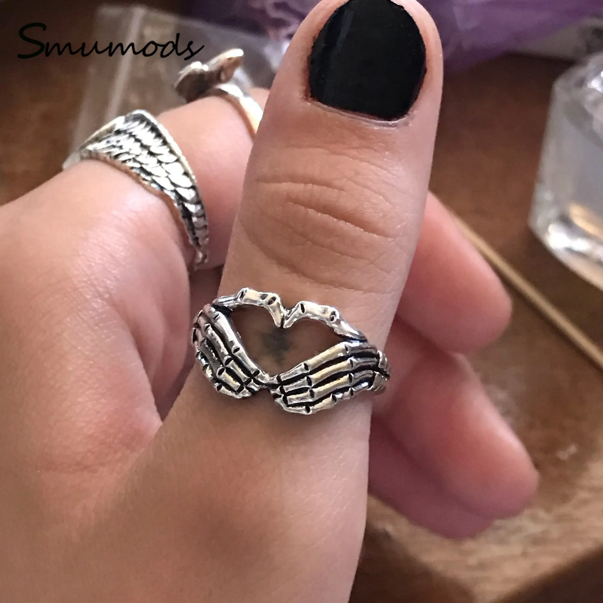 Menand Women Couple Personality Punk Hip Hop Fashion Simple Retro Skull With Heart Ring Party Jewelry Holiday Gift Free Shipping
Menand Women Couple Personality Punk Hip Hop Fashion Simple Retro Skull With Heart Ring Party Jewelry Holiday Gift Free Shipping
