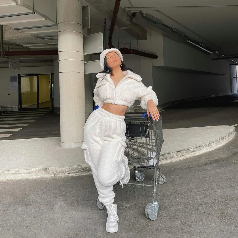Korean Velvet 2 Piece Set Women Clothes Fashion Casual White Full Sleeve Turn-down Collar Top Long Pants Suit Huispak Vrouwen
Korean Velvet 2 Piece Set Women Clothes Fashion Casual White Full Sleeve Turn-down Collar Top Long Pants Suit Huispak Vrouwen