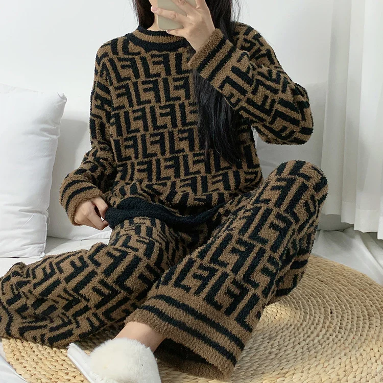 2022 New Style Pajamas Women's Coral Velvet Can Wear Korean Letter Wool Feather Yarn Two-piece Warm Loose Home Clothes
2022 New Style Pajamas Women's Coral Velvet Can Wear Korean Letter Wool Feather Yarn Two-piece Warm Loose Home Clothes