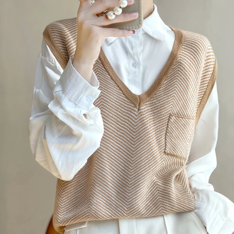 ATTYYWS European and American trends 2022 new V-neck wool vest loose casual knitted ladies sleeveless sweater V-neck pullover
ATTYYWS European and American trends 2022 new V-neck wool vest loose casual knitted ladies sleeveless sweater V-neck pullover