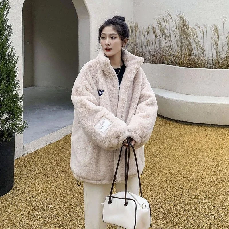 Plush Jacket Women 2022 Winter Imitation Otter Fur Female Loose Thickened Lambswool Standing Collar Soft Warm Coat Outerwear
Plush Jacket Women 2022 Winter Imitation Otter Fur Female Loose Thickened Lambswool Standing Collar Soft Warm Coat Outerwear