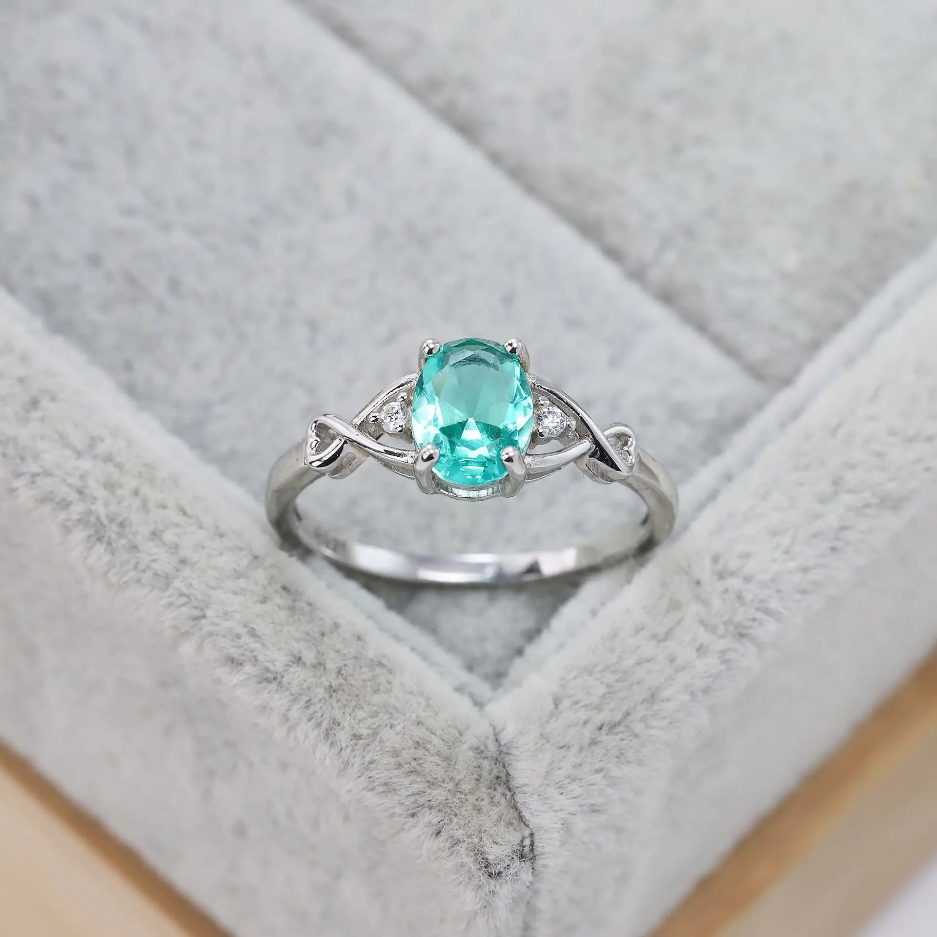 S925 sterling silver European and American fashion oval emerald ring Simple and elegant personality ladies ring
S925 sterling silver European and American fashion oval emerald ring Simple and elegant personality ladies ring
