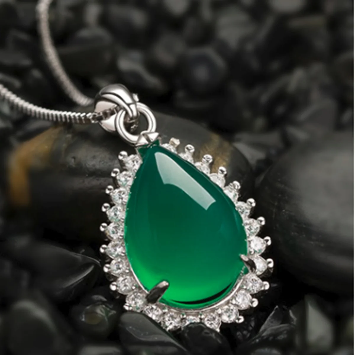 25x20mm Water Drop Emeralds Natural Green Chalcedony Pendant Jaspers Neckwear Fashion Elegant Droplet with Crystal DIY Jewelry
25x20mm Water Drop Emeralds Natural Green Chalcedony Pendant Jaspers Neckwear Fashion Elegant Droplet with Crystal DIY Jewelry