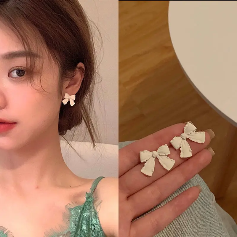 Korean Trendy Retro Elegant Simple White Butterfly Bow Stud Earrings for Women Vintage Fashion Statement Party Jewelry Gifts
Korean Trendy Retro Elegant Simple White Butterfly Bow Stud Earrings for Women Vintage Fashion Statement Party Jewelry Gifts