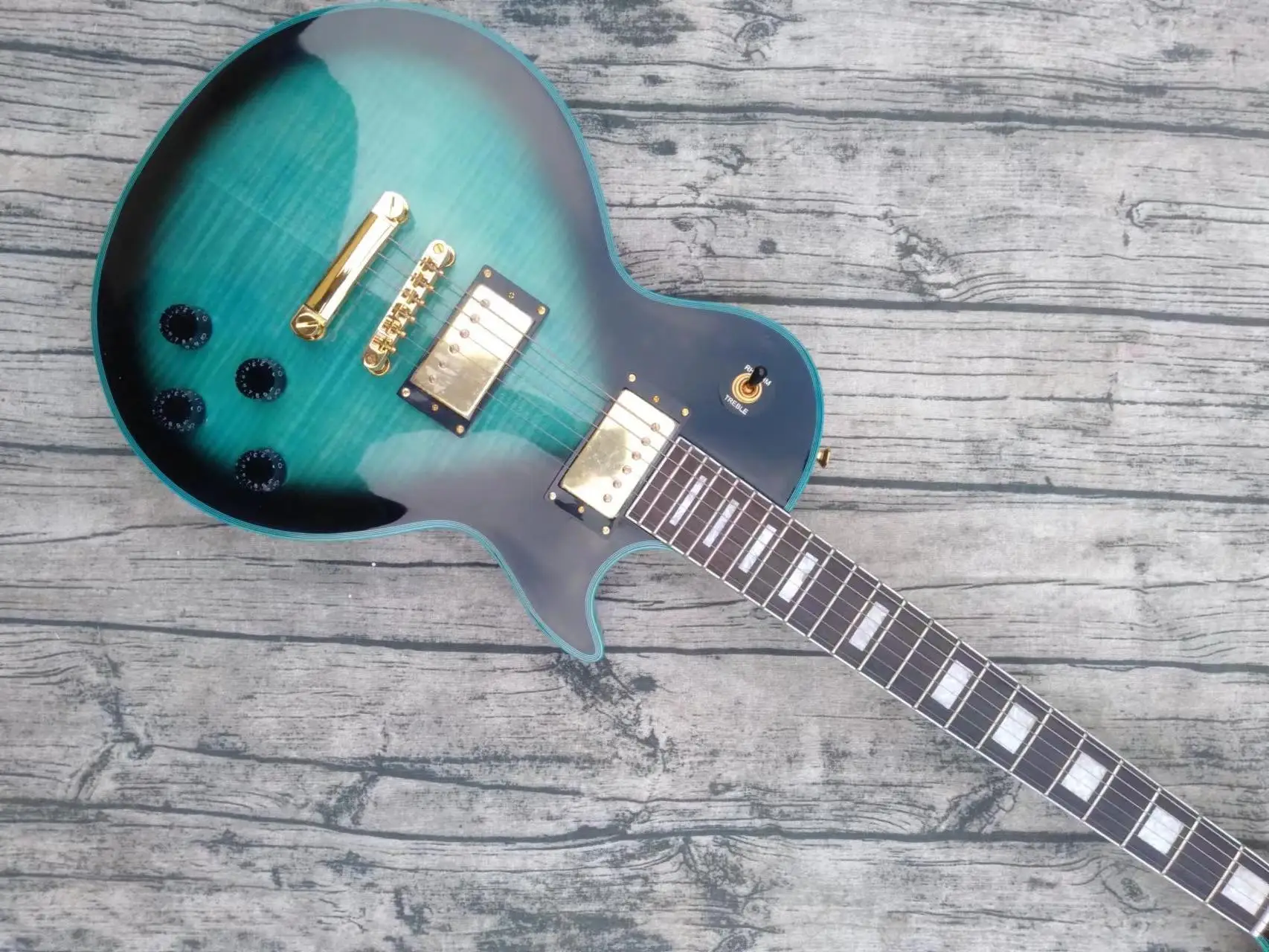 Mahogany wood with flamed maple top blueburst color six string LP electric guitar, our store supports customization
Mahogany wood with flamed maple top blueburst color six string LP electric guitar, our store supports customization