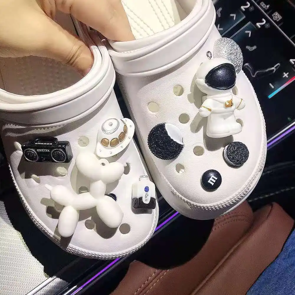 Подвески Croc, крутой, элегантный, космонавт, милый щенок, комплект, стерео, кукла, аксессуар, украшение, съемный дизайн
Подвески Croc, крутой, элегантный, космонавт, милый щенок, комплект, стерео, кукла, аксессуар, украшение, съемный дизайн