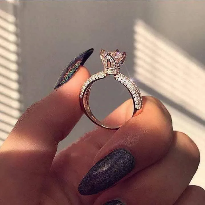 S925 sterling silver new inlaid Mosan diamond crown ring European and American fashion 14k rose gold wedding party jewelry
S925 sterling silver new inlaid Mosan diamond crown ring European and American fashion 14k rose gold wedding party jewelry