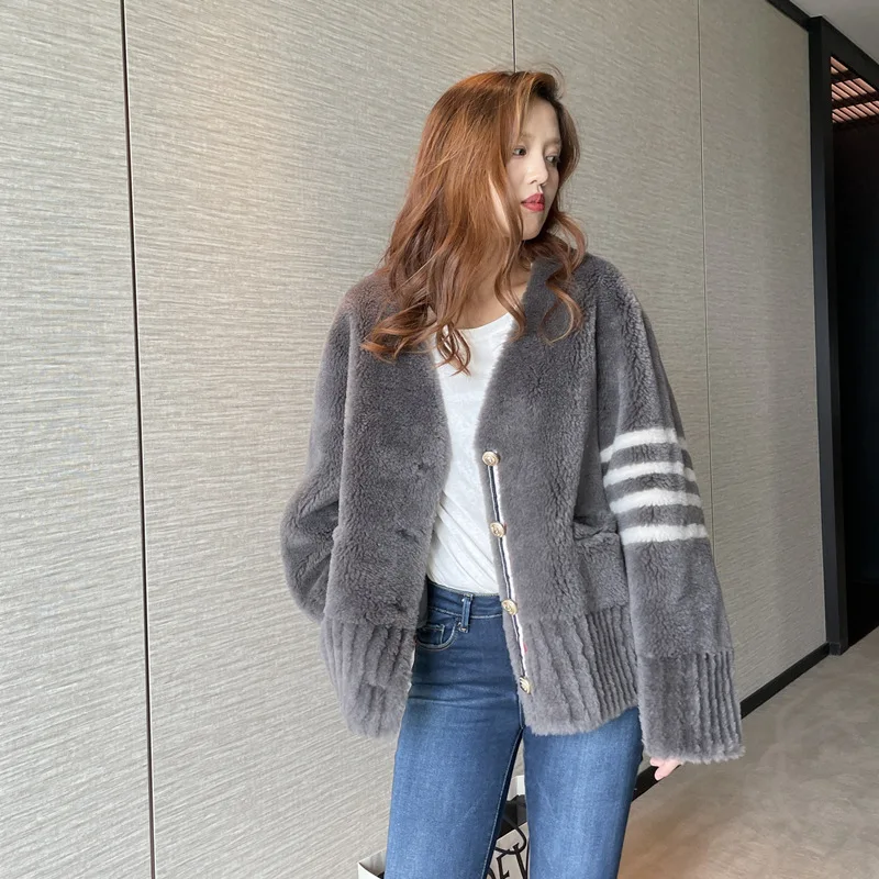 2023 Autumn/Winter New Women's Mid length style Wool Sheep Sheared Fleece Coat,Leather and Wool Integrated Young Fur Coat
2023 Autumn/Winter New Women's Mid length style Wool Sheep Sheared Fleece Coat,Leather and Wool Integrated Young Fur Coat