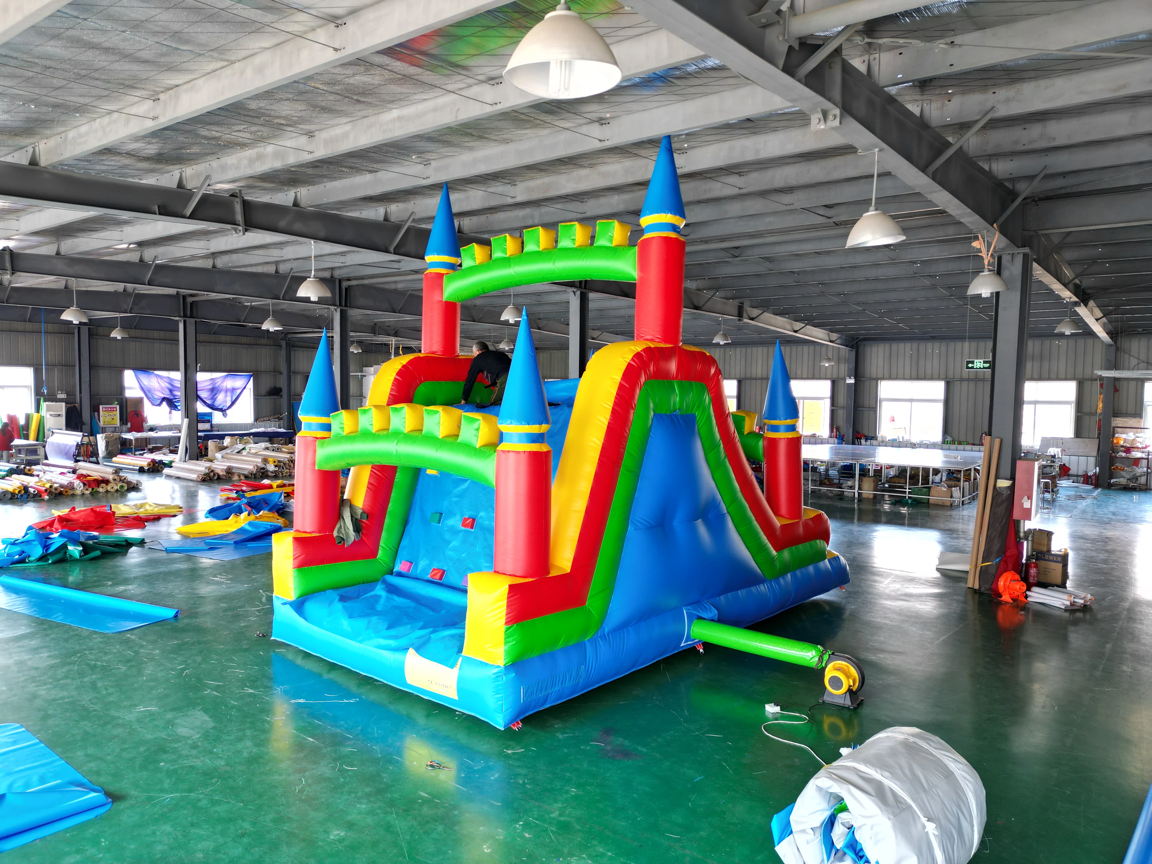 Наружная надувная водная горка из ПВХ в джунглях с пальмой 
Наружная надувная водная горка из ПВХ в джунглях с пальмой