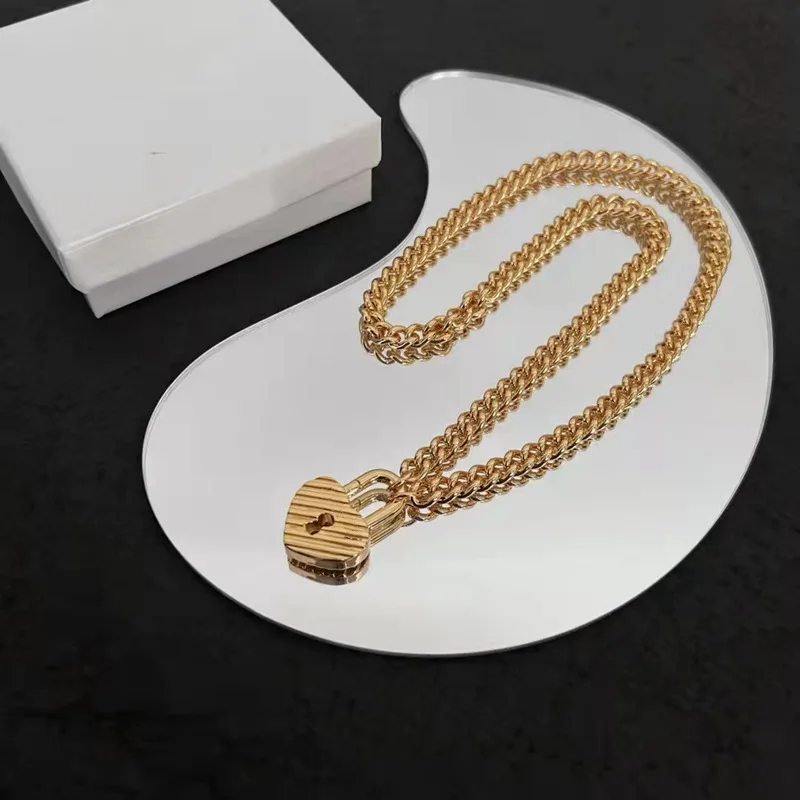 Key type European and American fashion design letter heart-shaped collarbone chain necklace
Key type European and American fashion design letter heart-shaped collarbone chain necklace