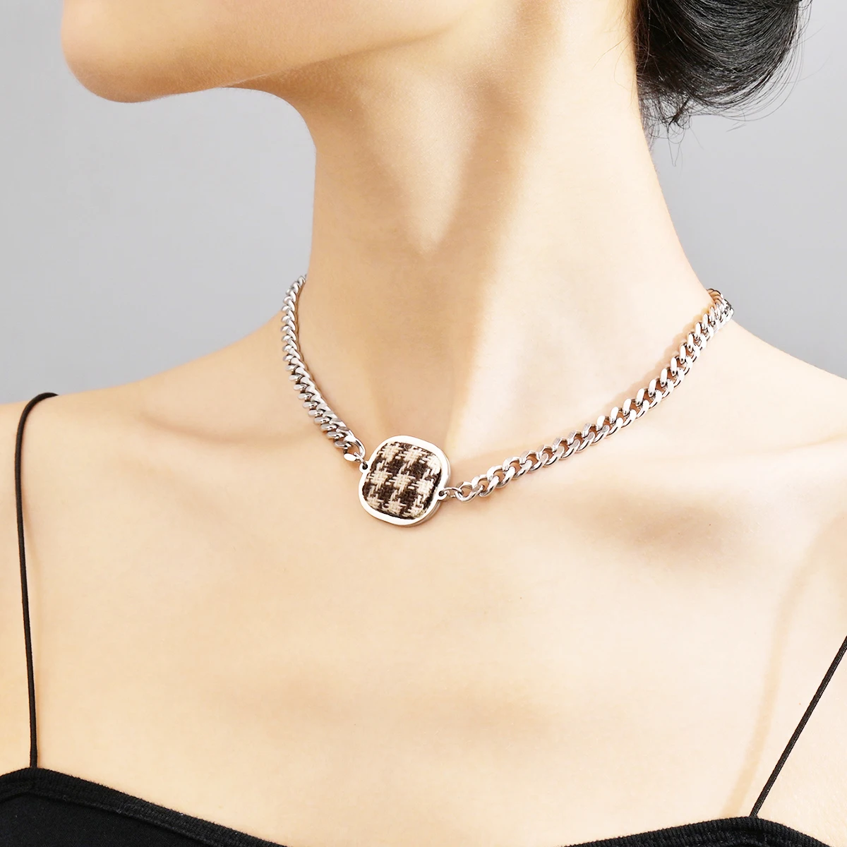 Square Houndstooth Pendant Clavicle Chain Collar Choker Necklace for Women Punk Goth Cute Classic Female Fashion Jewelry Gift
Square Houndstooth Pendant Clavicle Chain Collar Choker Necklace for Women Punk Goth Cute Classic Female Fashion Jewelry Gift