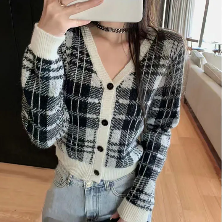 TB BROWIN Women Cardigan V-Neck Outerwear Knitted Short Design Slim Women Jacket Korean Design
TB BROWIN Women Cardigan V-Neck Outerwear Knitted Short Design Slim Women Jacket Korean Design