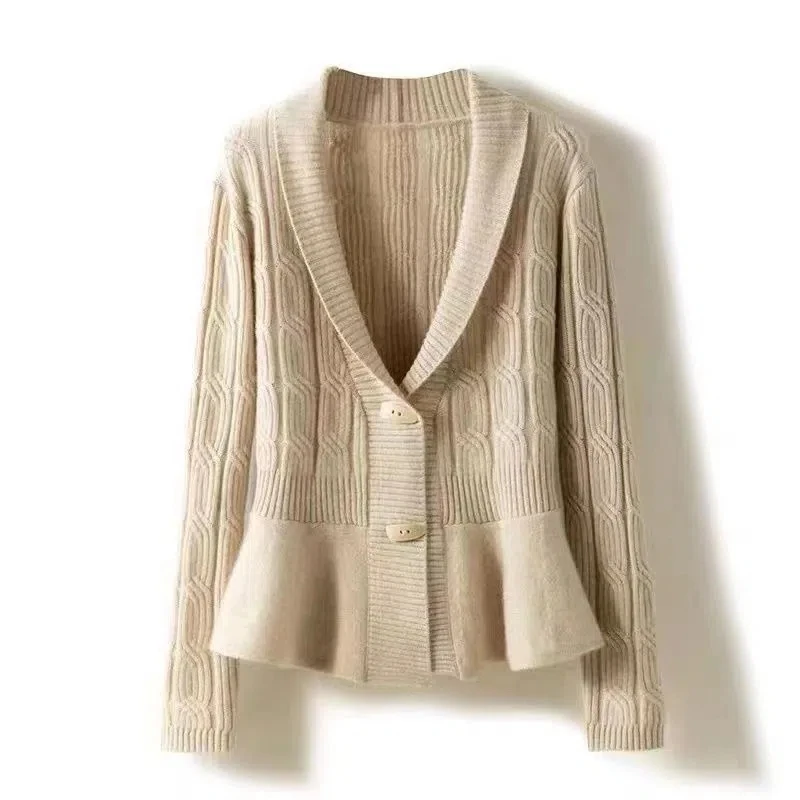 Quality autumn and winter design sense small incense wind knit cardigan sweater female fashion V-neck flax knitter button jacket
Quality autumn and winter design sense small incense wind knit cardigan sweater female fashion V-neck flax knitter button jacket