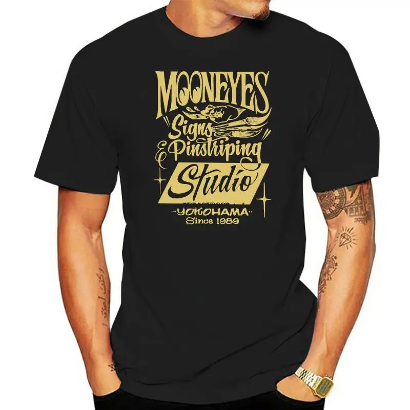 Mooneyes Moon, оснащенные знаками скорости, футболка для студийной съемки, гоночный стиль
Mooneyes Moon, оснащенные знаками скорости, футболка для студийной съемки, гоночный стиль