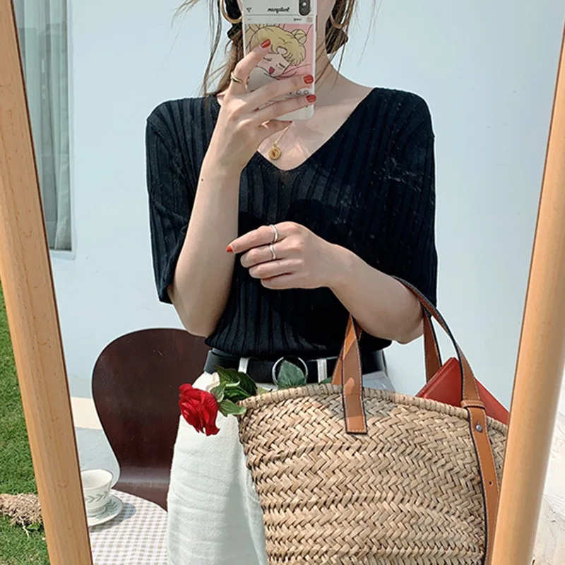 2022 летняя футболка с коротким рукавом, однотонная универсальная рубашка с V-образным вырезом, серая 
2022 летняя футболка с коротким рукавом, однотонная универсальная рубашка с V-образным вырезом, серая