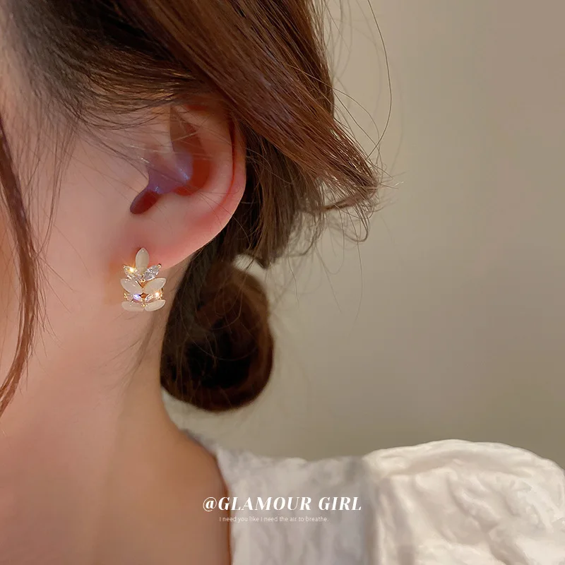 MIQIAO Real Gold Plating Zircon Opal Leaves Ear Clip Light Luxury Earrings Senior French Fashion Sense Hoop Earrings for Women
MIQIAO Real Gold Plating Zircon Opal Leaves Ear Clip Light Luxury Earrings Senior French Fashion Sense Hoop Earrings for Women