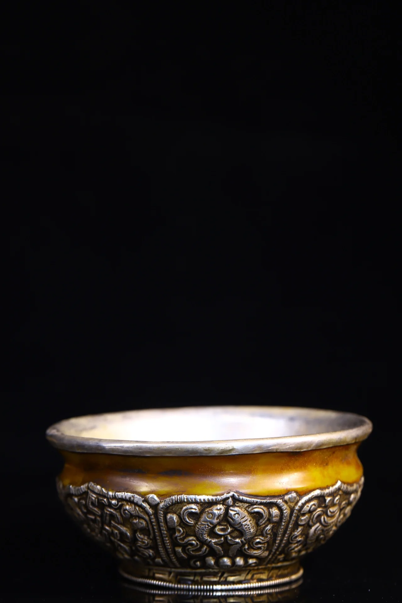 5"Tibet Temple Collection Old Tibetan silver Beeswax Dragon texture Buddha Bowl Amulet Dharma Worship Hall Town house Exorcism
5"Tibet Temple Collection Old Tibetan silver Beeswax Dragon texture Buddha Bowl Amulet Dharma Worship Hall Town house Exorcism