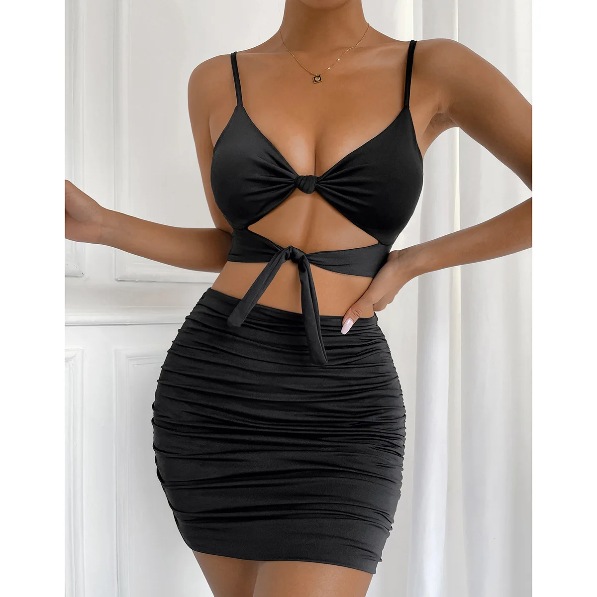 European and American sexy hollow V-neck strap hip two-piece skirt pleated 2022 women's suspender skirt
European and American sexy hollow V-neck strap hip two-piece skirt pleated 2022 women's suspender skirt