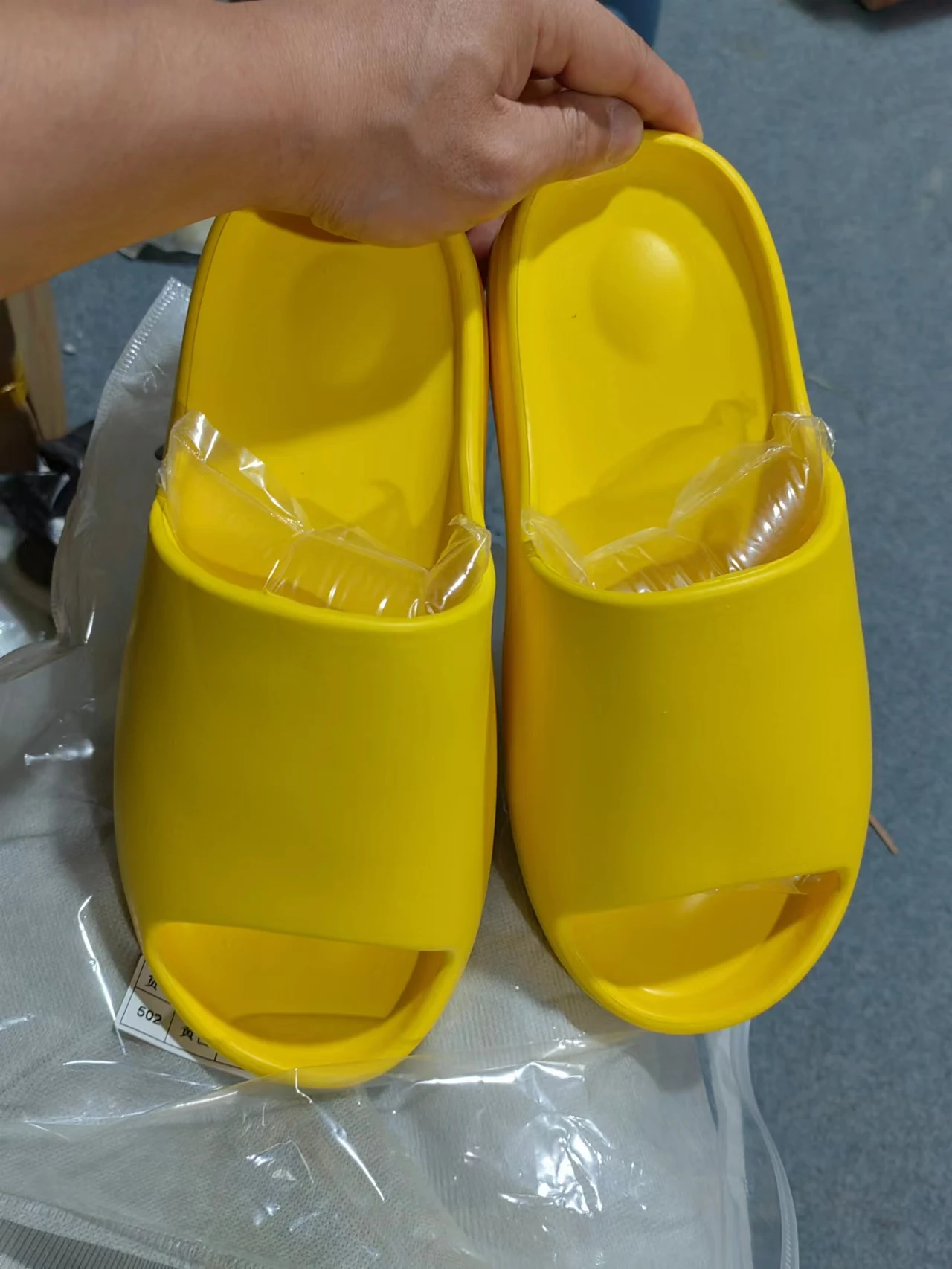 Мужские и женские летние пляжные тапочки, роскошная брендовая модная обувь для улицы и помещений, искусственная кожа, Мужская нескользящая ... 
Мужские и женские летние пляжные тапочки, роскошная брендовая модная обувь для улицы и помещений, искусственная кожа, Мужская нескользящая ...