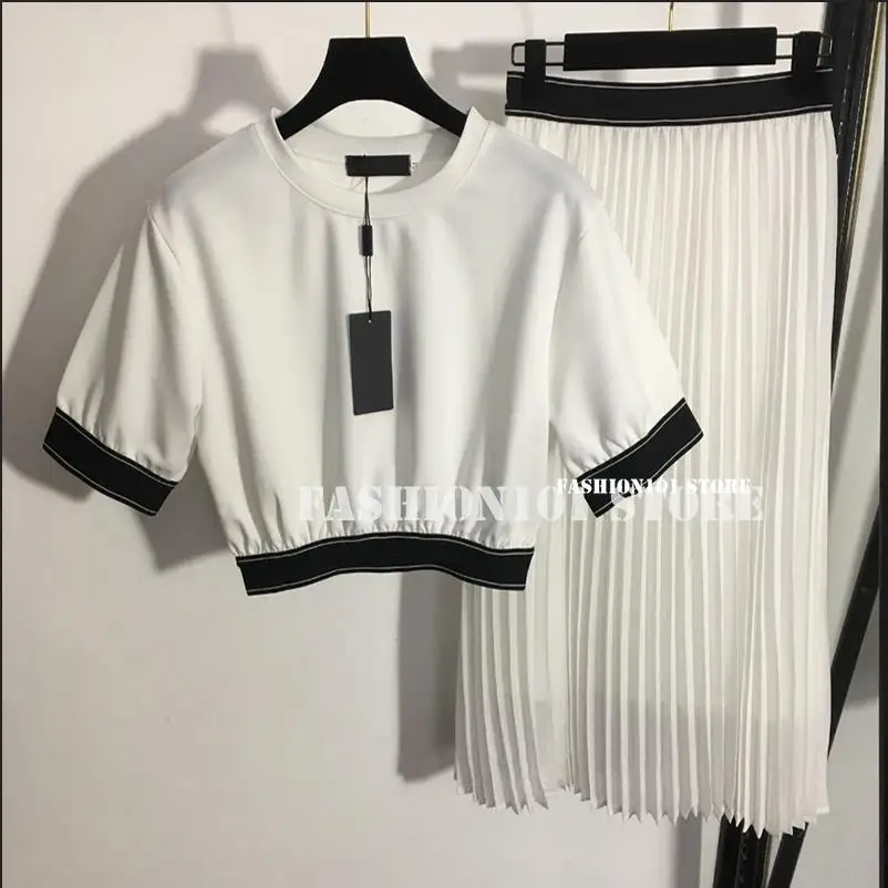 2022 luxury designer summer new fashion Short Sleeve tshirt branded letter logoed top + skirt 2 piece sets set outfits for women
2022 luxury designer summer new fashion Short Sleeve tshirt branded letter logoed top + skirt 2 piece sets set outfits for women