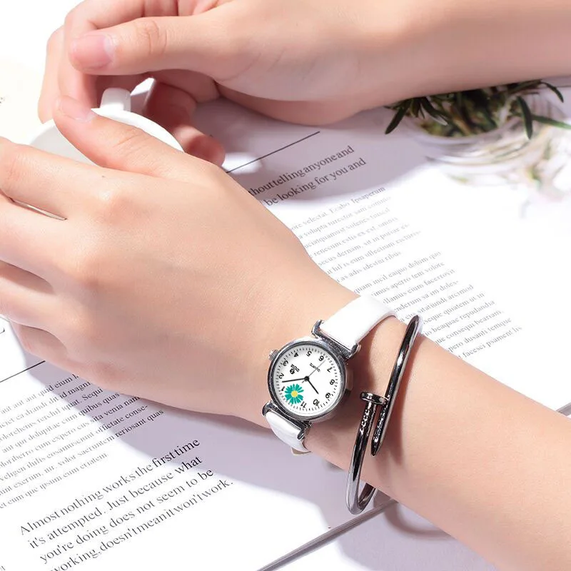 Retro Round Quartz Mini Daisies Dial Casual Wrist Watches Leather Strap Fashionable Clock for Waterproof Wristwatch for Women
Retro Round Quartz Mini Daisies Dial Casual Wrist Watches Leather Strap Fashionable Clock for Waterproof Wristwatch for Women