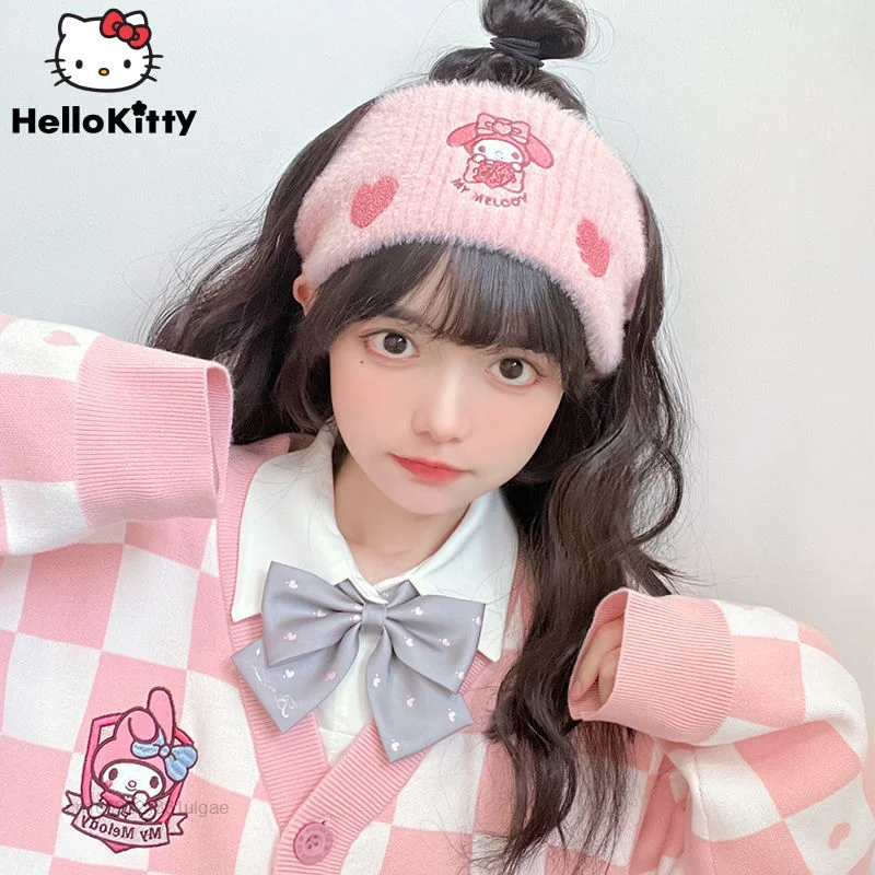 Женская трикотажная повязка для волос Sanrio, стильный головной убор в стиле колледжа с рисунком Hello Kitty Y2k, новые аксессуары для волос с вышивко... 
Женская трикотажная повязка для волос Sanrio, стильный головной убор в стиле колледжа с рисунком Hello Kitty Y2k, новые аксессуары для волос с вышивко...