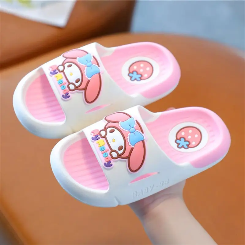 Sanrio Cinnamoroll милые аниме тапочки симпатичная мультяшная Мелодия летняя ванная нескользящая Мягкая Обувь для родителей и детей игрушки для девочек
Sanrio Cinnamoroll милые аниме тапочки симпатичная мультяшная Мелодия летняя ванная нескользящая Мягкая Обувь для родителей и детей игрушки для девочек