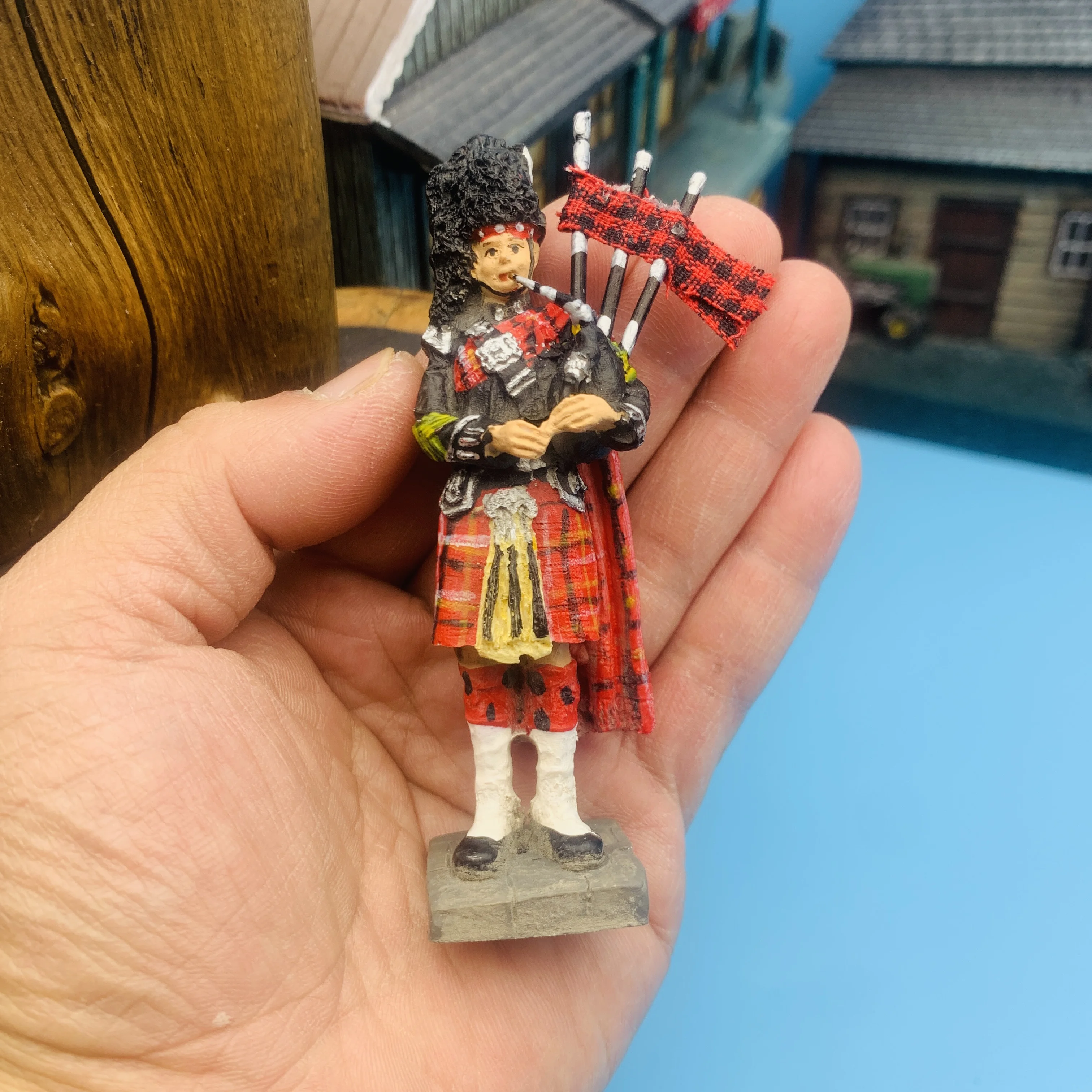 Миниатюрные статуи волынщика из смолы
Миниатюрные статуи волынщика из смолы