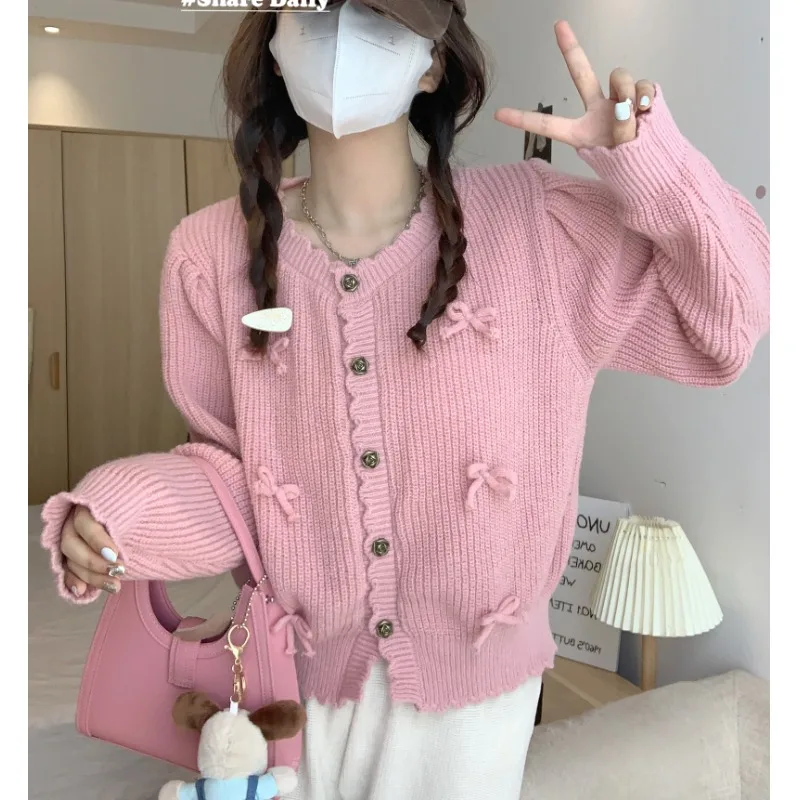 Модный розовый нежный вязаный кардиган с бантом, женский жакет в Корейском стиле, Осенний нишевый дизайн, милый французский милый стильный свитер
Модный розовый нежный вязаный кардиган с бантом, женский жакет в Корейском стиле, Осенний нишевый дизайн, милый французский милый стильный свитер