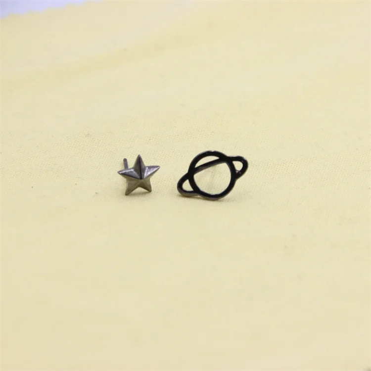 ZFSILVER S925 Sterling Silver Pentagram Asymmetric Black Star Saturn Stud Earrings Jewelry For Women Charms Party Girls Gifts
ZFSILVER S925 Sterling Silver Pentagram Asymmetric Black Star Saturn Stud Earrings Jewelry For Women Charms Party Girls Gifts