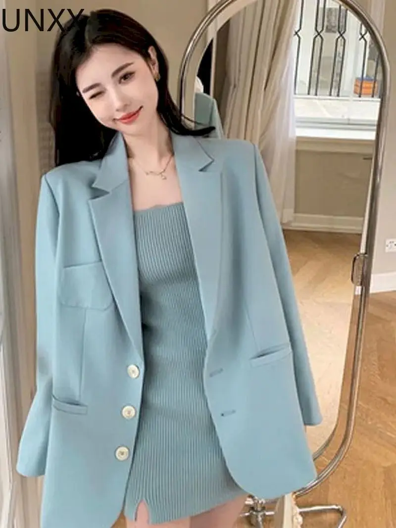 Костюм-двойка женский однотонный с блейзером и высокой талией
Костюм-двойка женский однотонный с блейзером и высокой талией