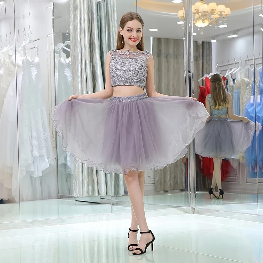 2023 Elegant Short Prom Dress A Line Lace Applique Beaded Illusion Back Tulle African Mini Two Piece Bridesmaid Dresses
2023 Elegant Short Prom Dress A Line Lace Applique Beaded Illusion Back Tulle African Mini Two Piece Bridesmaid Dresses