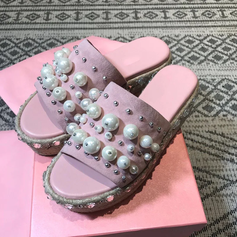 2022 Summer Women Slippers Luxury Oversized Pearl Decoration Platform Slippers Rhinestone Bordered Thick Bottom Banquet Sandals
2022 Summer Women Slippers Luxury Oversized Pearl Decoration Platform Slippers Rhinestone Bordered Thick Bottom Banquet Sandals