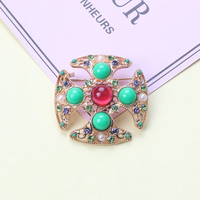 Vintage Baroque Brooch Green Pearl Brooch Gemstone Cutout Geometric Rectangle Brooch Collar Women Jewelry
Vintage Baroque Brooch Green Pearl Brooch Gemstone Cutout Geometric Rectangle Brooch Collar Women Jewelry