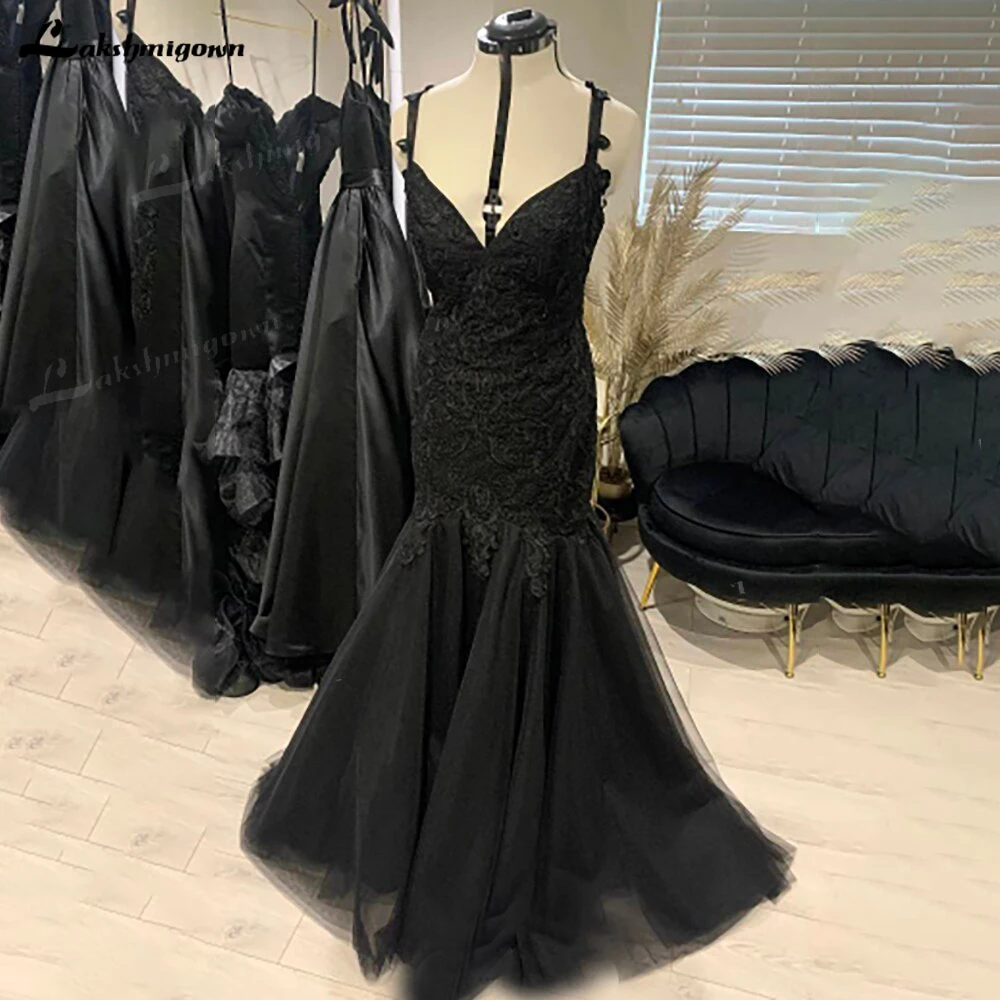 Платье Свадебное на тонких бретельках с V-образным вырезом 
Платье Свадебное на тонких бретельках с V-образным вырезом