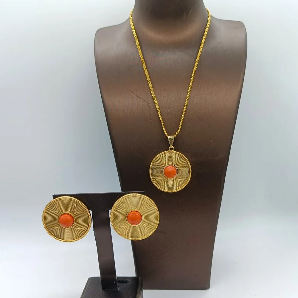 African Dubai Jewelry Set for Women Stone Design Round Pendant Necklace and Earrings Set Party Engagement Gold Color Accessory
African Dubai Jewelry Set for Women Stone Design Round Pendant Necklace and Earrings Set Party Engagement Gold Color Accessory